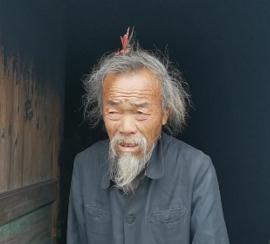 走失者照片 桂林寻亲：六旬老人被救助，穿黑色衣...