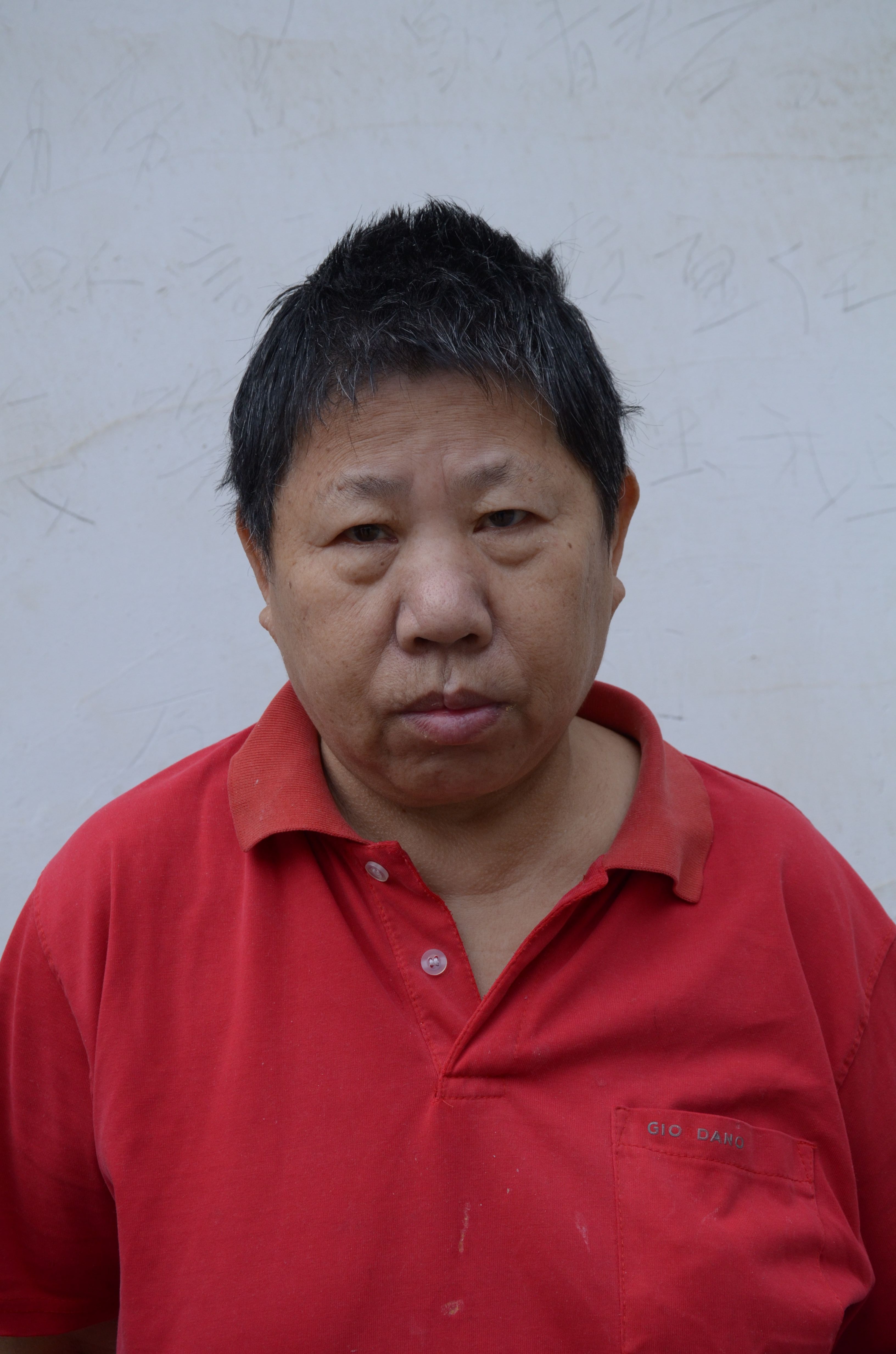 走失者照片 淮安寻亲：五旬女子被救助，穿红色T...