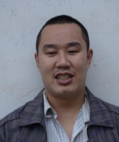 走失者照片 淮安寻亲：中年男子被救助，穿蓝色条...