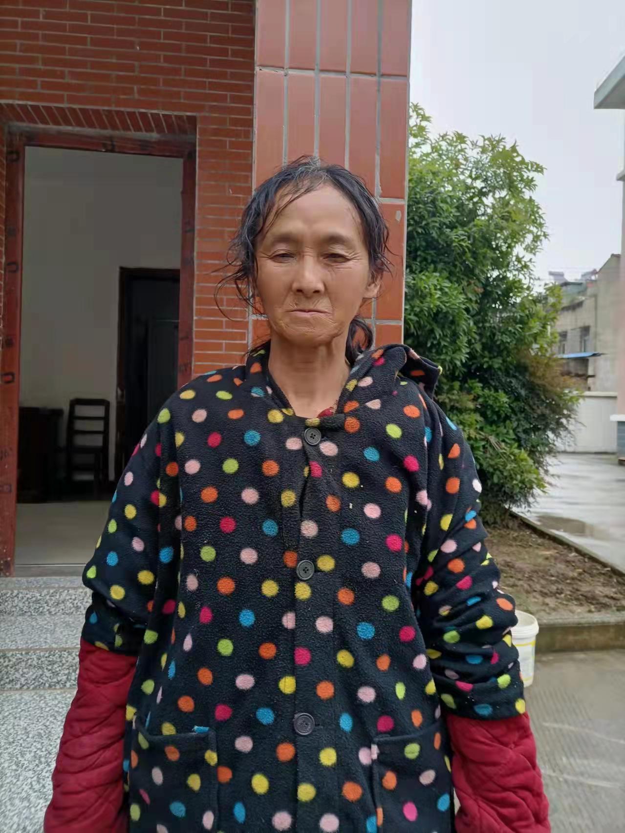 走失者照片 咸宁寻亲：六旬老太被救助，自然卷发...