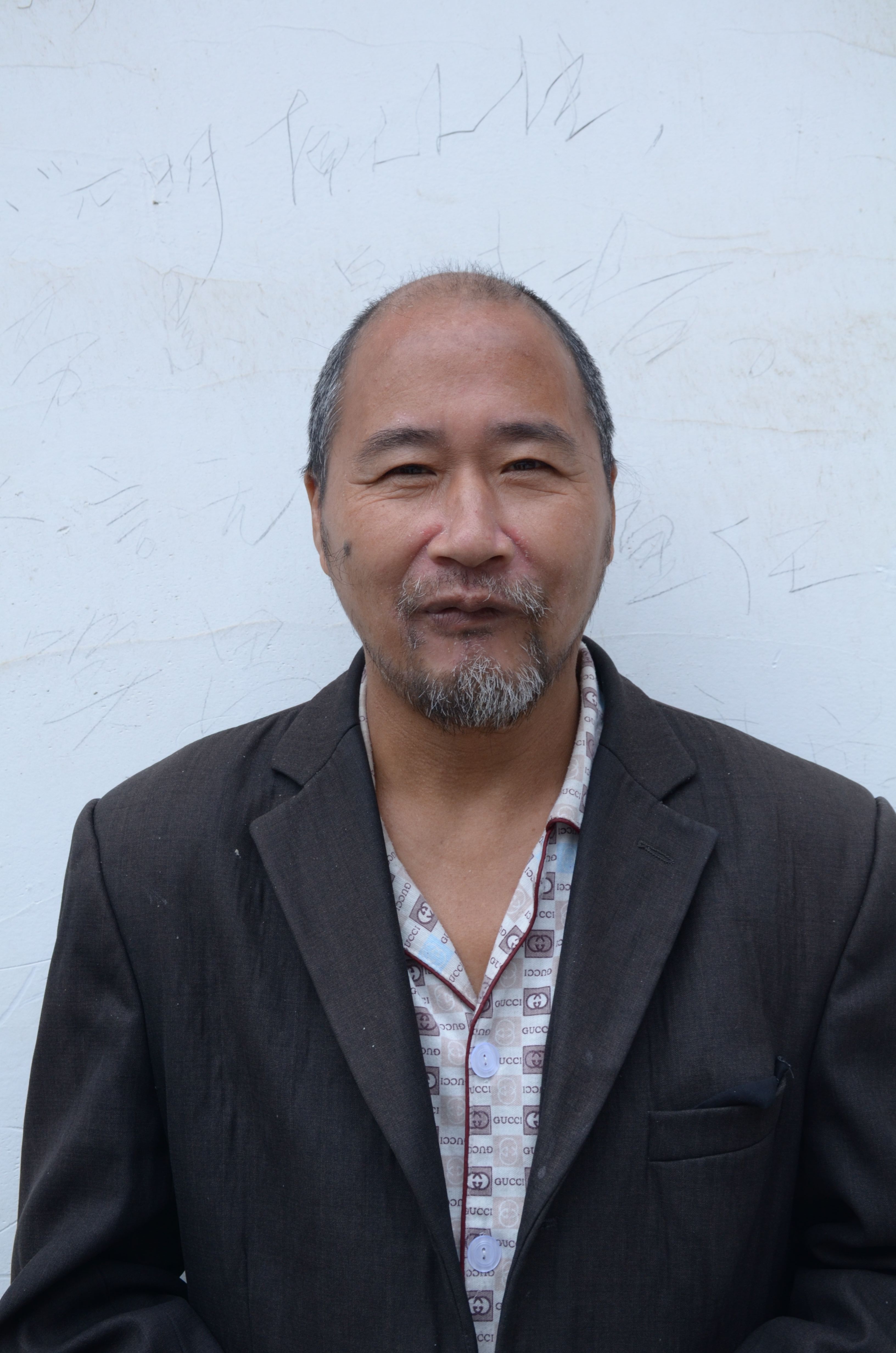 走失者照片 淮安寻亲：五旬男子被救助，穿黑色西...