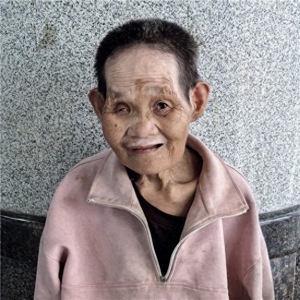 走失者照片 梅州市寻亲：六旬老太被救助，穿粉红...