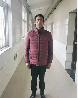 走失者照片 安庆寻亲：六旬老人被救助，穿红色羽...