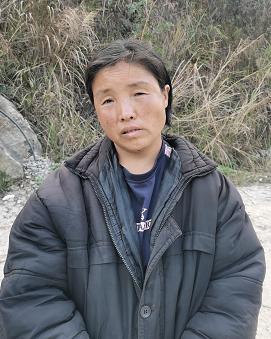 走失者照片 安顺寻亲：中年女子被救助，穿黑色羽...