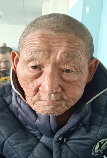 走失者照片 信阳寻亲：八旬老人被救助，高1米6...