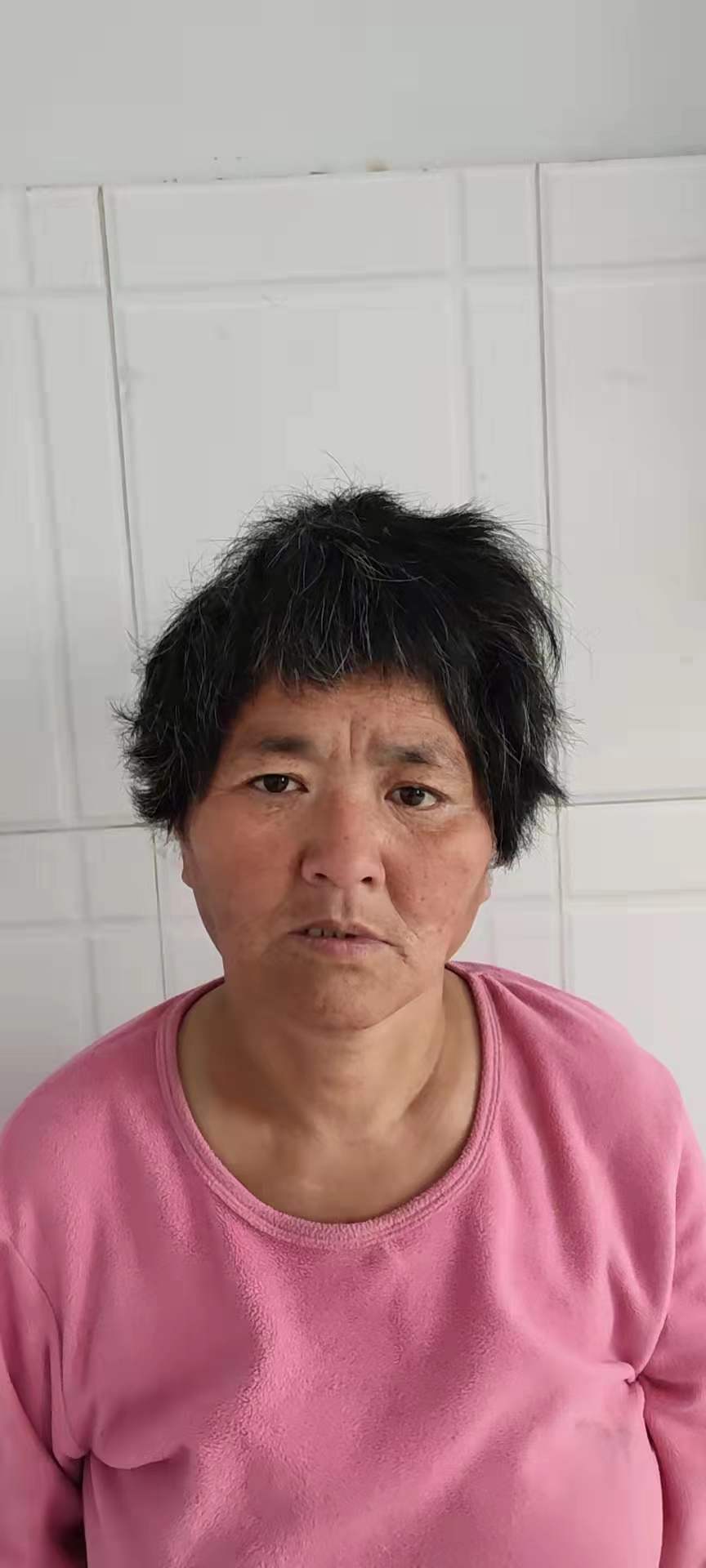 走失者照片 周口寻亲：五旬女子被救助，穿玫红色...