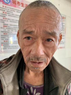 走失者照片 汕头寻亲：五旬男子被救助多年，穿紫...