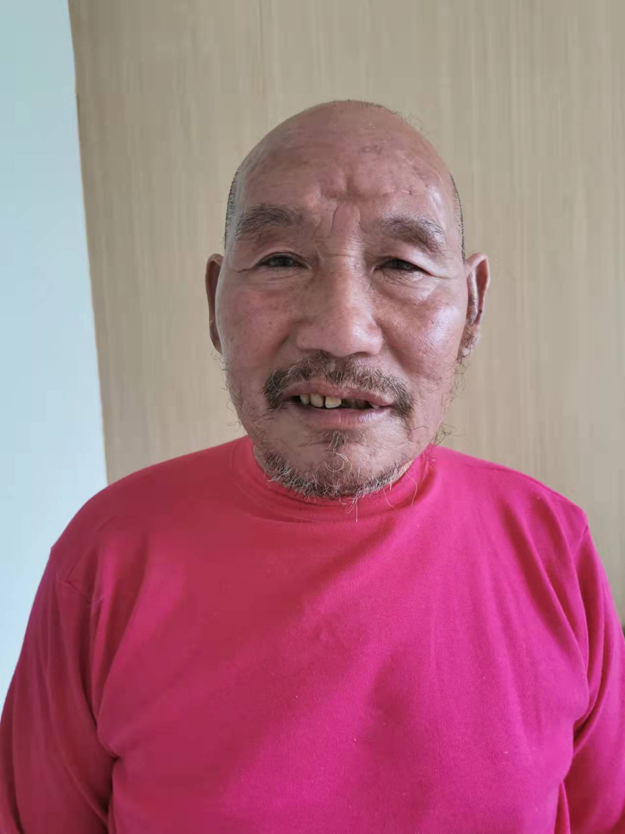 走失者照片 淮南寻亲：六旬老人被救助，穿黑色外...
