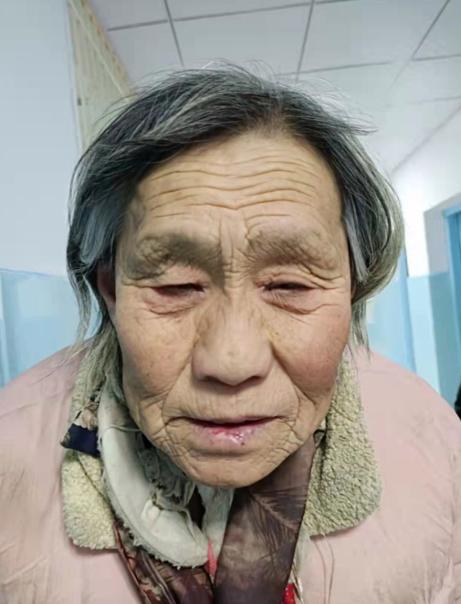 走失者照片 信阳寻亲：八旬老太被救助，穿粉色外...