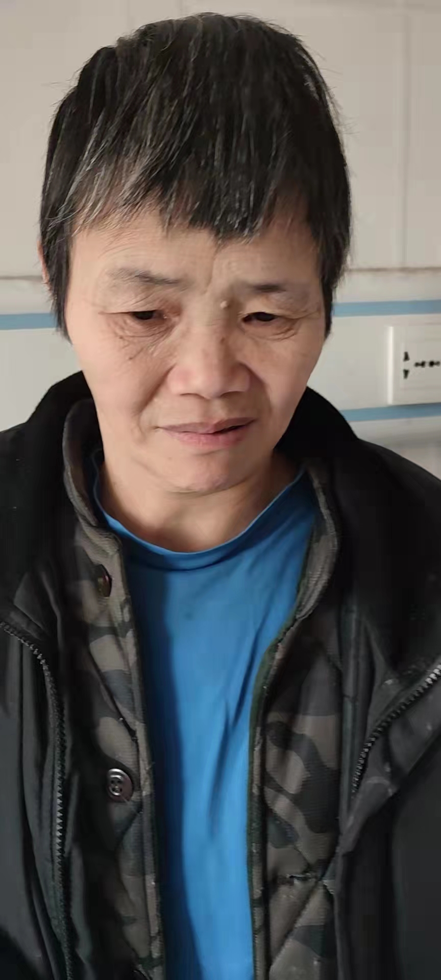 走失者照片 寻亲：中年女子在周口被救助，穿紫色...