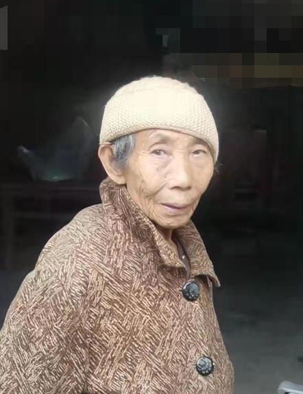 走失者照片 黔东南州急寻！七旬老太走失，戴卡其...