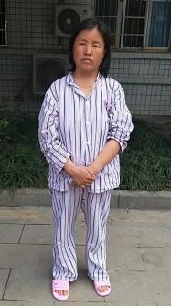走失者照片 安顺寻亲：中年女子被救助，穿黑色羽...