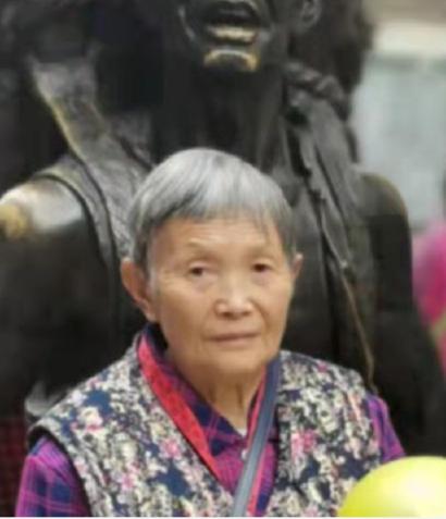 走失者照片 巴中寻人！七旬老太走失，戴红色帽子...