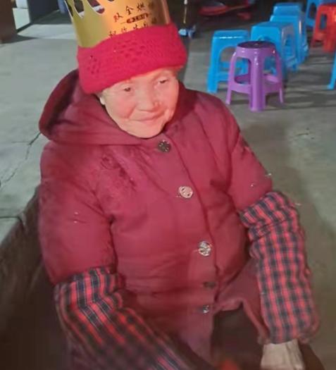 走失者照片 巴中寻人！七旬老太走失，戴红色帽子...