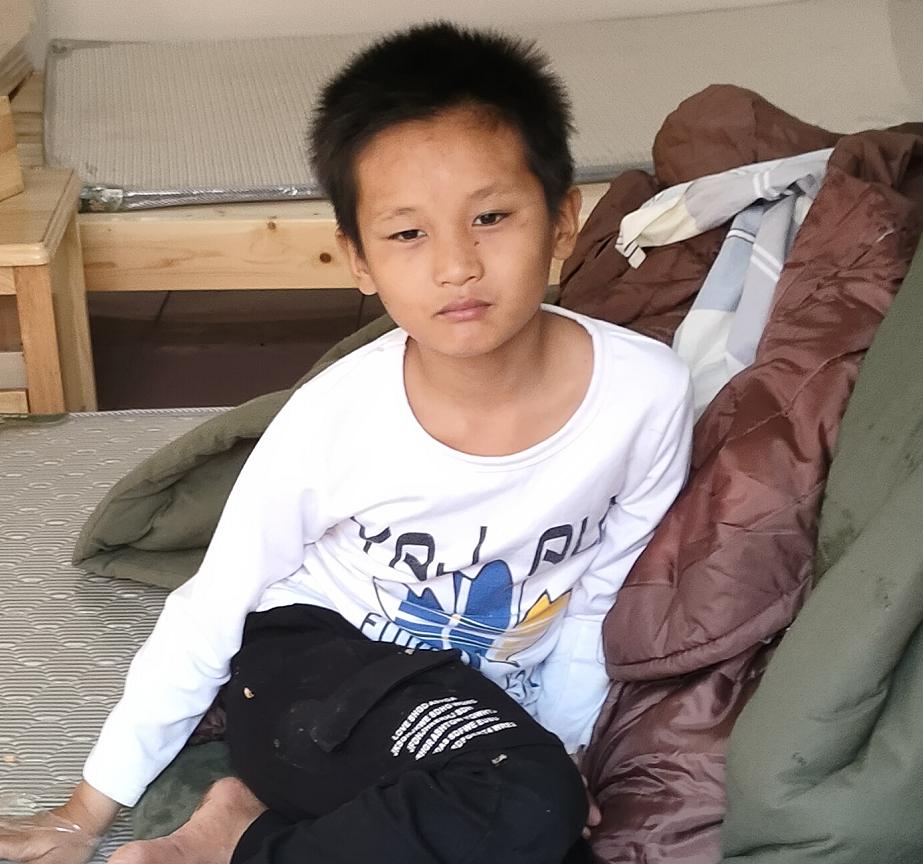 走失者照片 贵港寻亲：8岁男孩被救助，穿白色长...