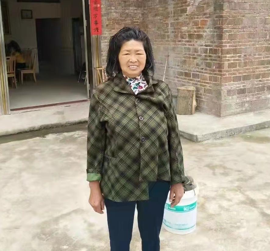 走失者照片 赣州急寻：六旬老太走失，提红色布袋...