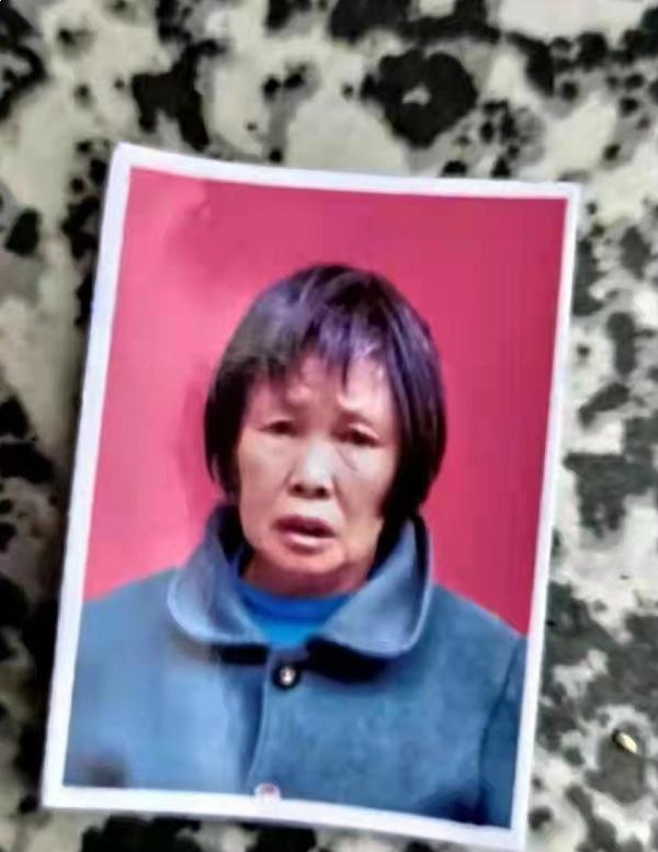 走失者照片 郴州急寻：六旬老太走失，穿蓝色花点...