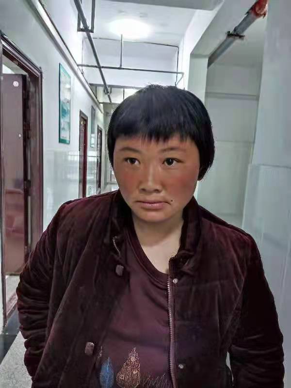 走失者照片 驻马店寻亲：青年女子被救助，穿枣红...