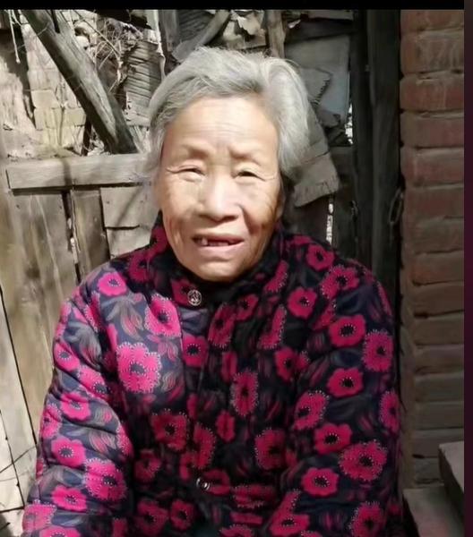 走失者照片 邯郸急寻：八旬老太失联，骑白色老年...