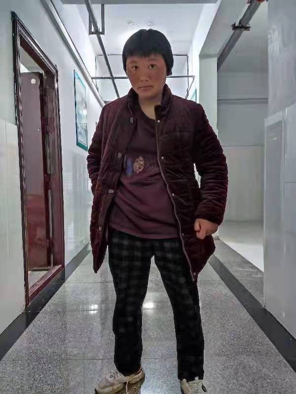 走失者照片 驻马店寻亲：青年女子被救助，穿枣红...