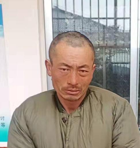 走失者照片 临沂寻亲：五旬男子被救助，穿黄色大...