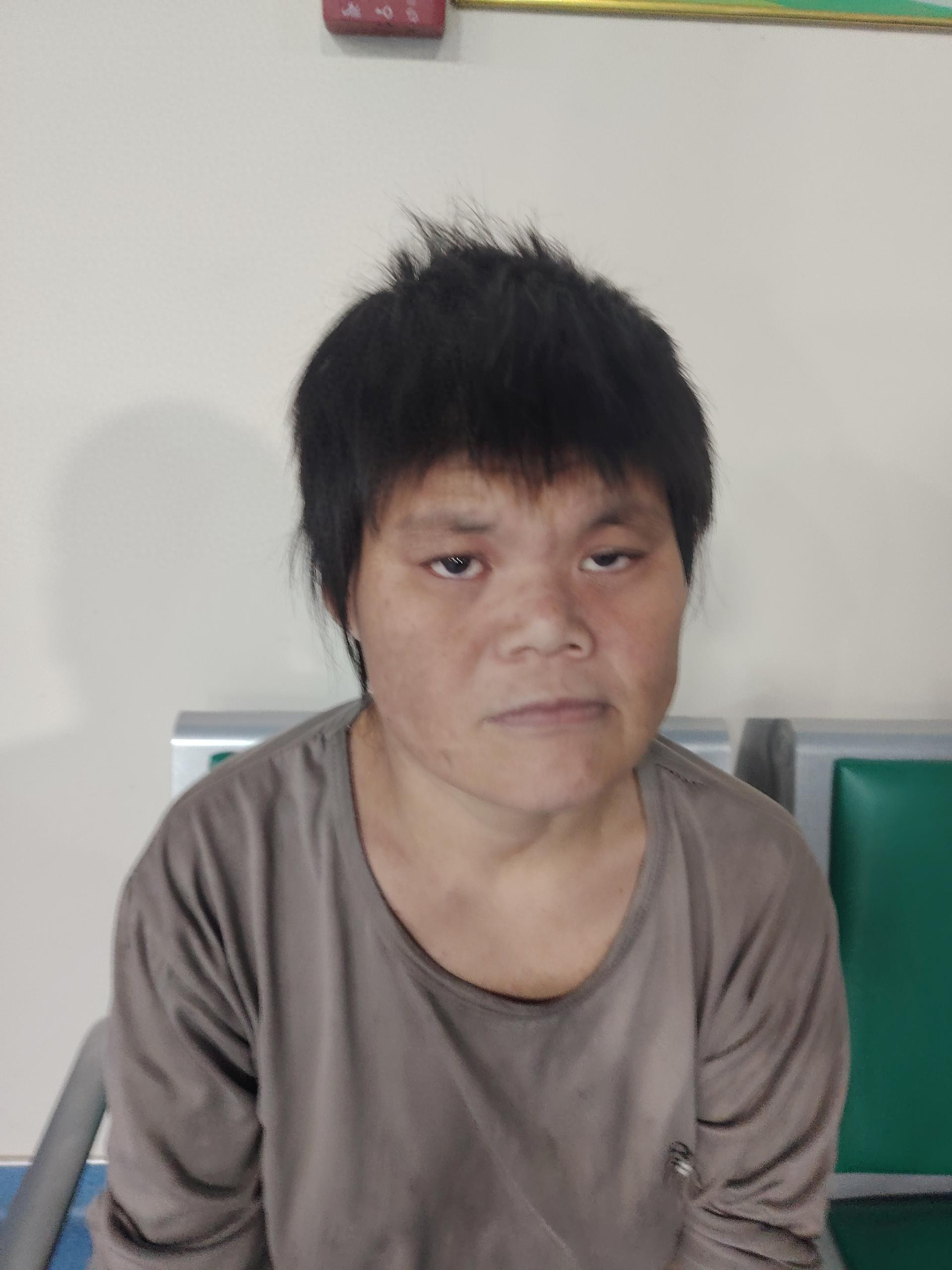走失者照片 汕尾市寻亲：中年女子被救助，穿浅灰...