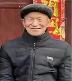 走失者照片 紧急寻人！巴中七旬老人失联，戴灰黑...