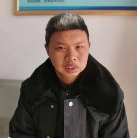走失者照片 南阳寻亲：青年男子被救助，穿蓝色大...