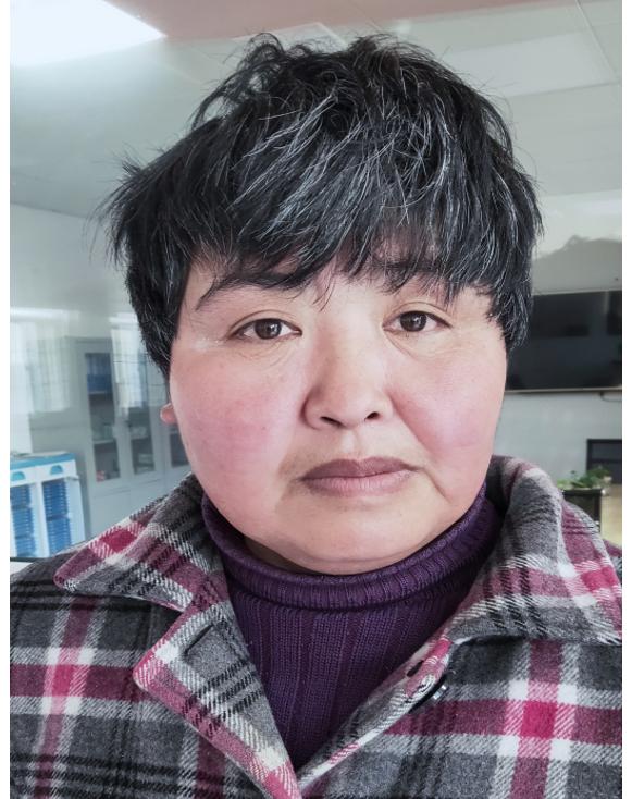 走失者照片 宿州寻亲：六旬老太被救助，穿红黑格...