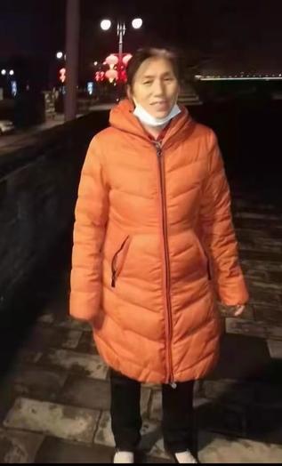 走失者照片 襄阳急寻！六旬老太走失，穿橘色长款...