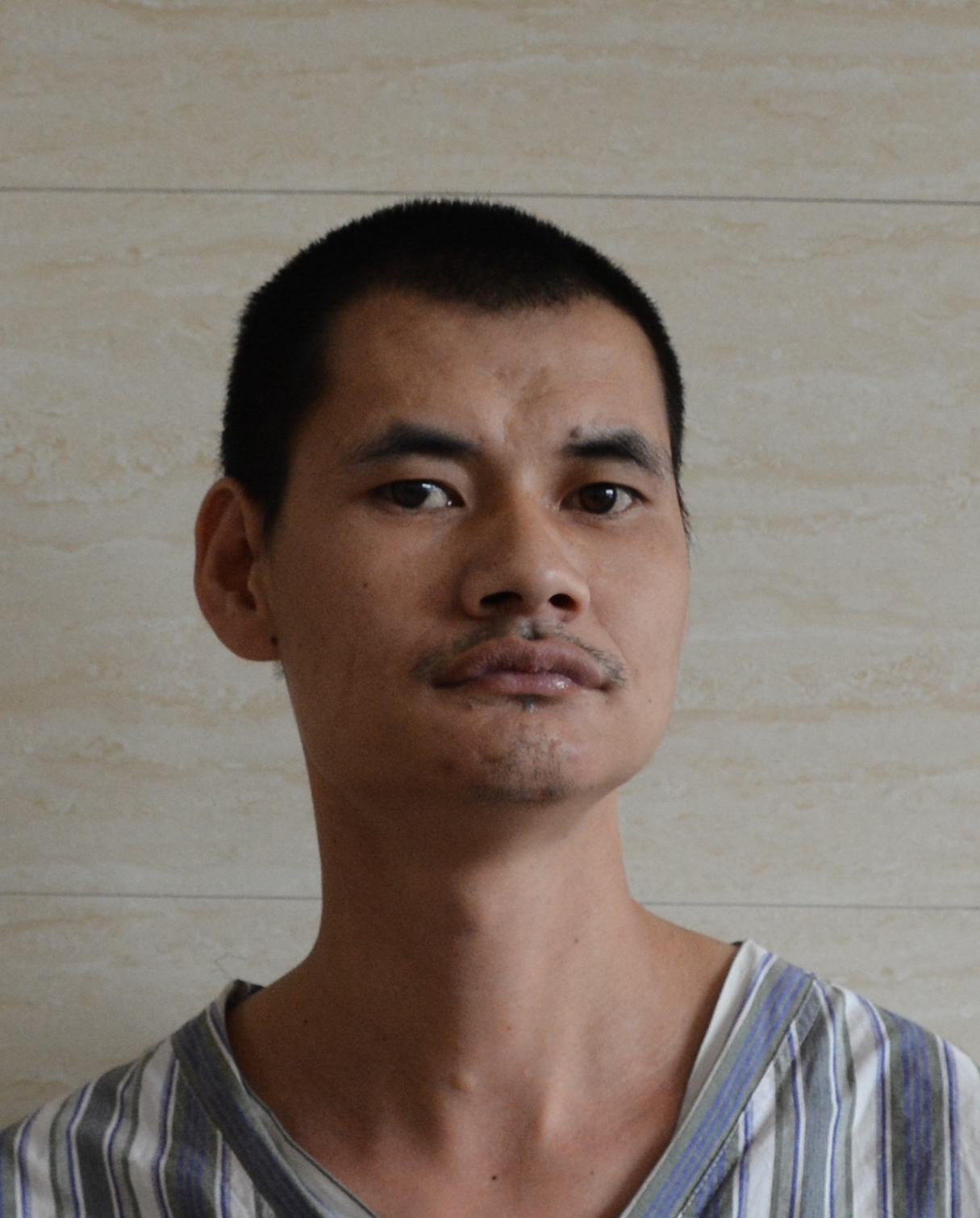 走失者照片 帮他回家：衡阳青年男子被救助，黑色...