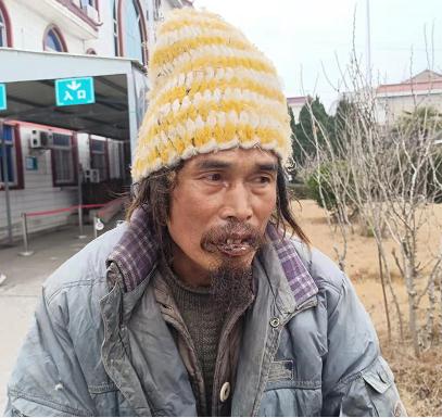 走失者照片 南通寻亲：中年男子被救助，戴黄色毛...