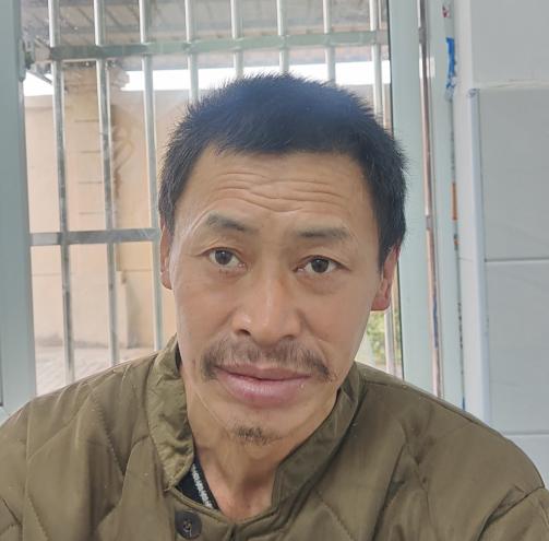 走失者照片 阜阳寻亲：中年男子被救助，穿蓝色棉...