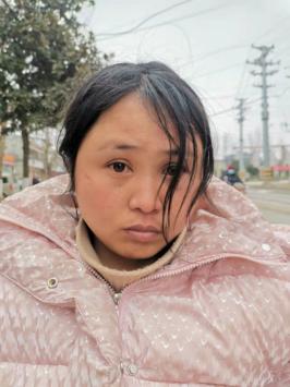 走失者照片 南阳寻亲：青年女子被救助，穿粉色棉...