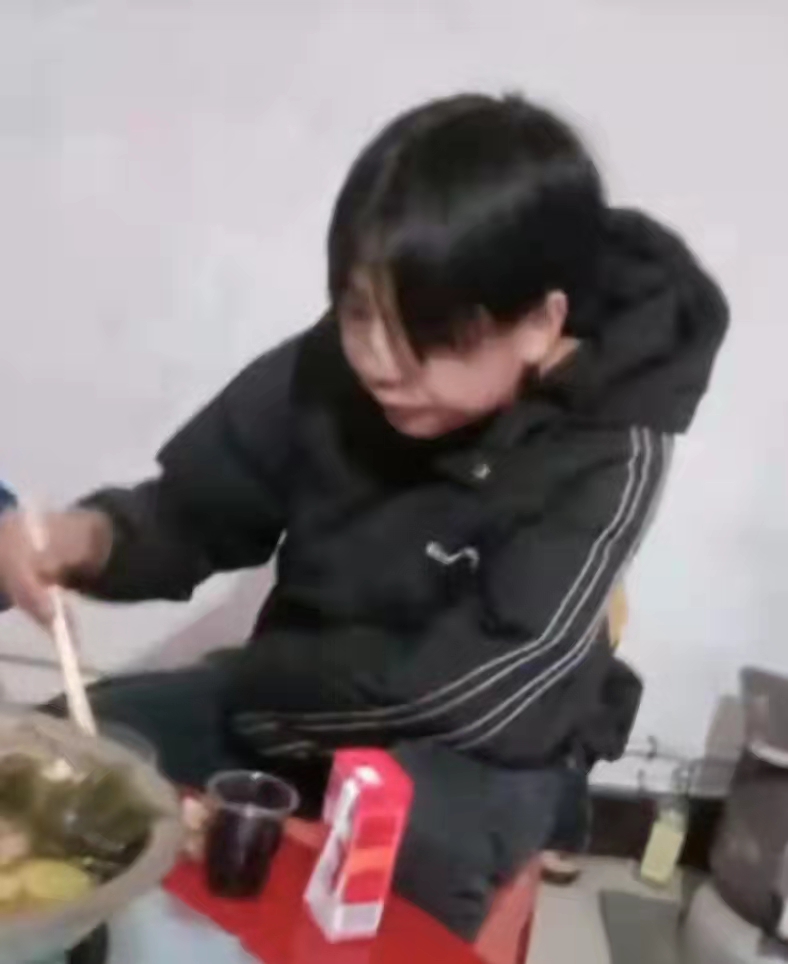 走失者照片 信阳急寻：15岁男孩失联，穿乳白色...