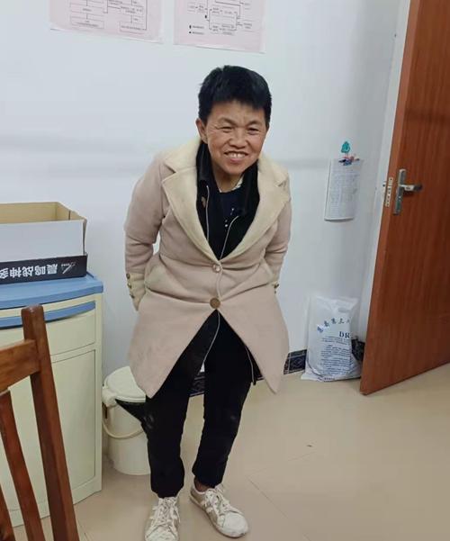 走失者照片 梧州寻亲：五旬女子被救助，穿米白色...