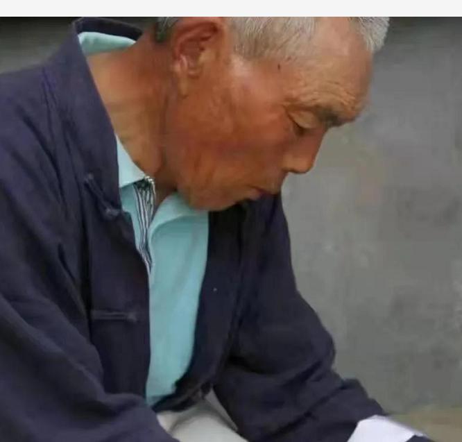 走失者照片 青岛急寻：七旬老人失联，穿土黄色夹...