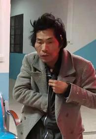 走失者照片 赣州寻亲：五旬男子被救助，穿灰色西...