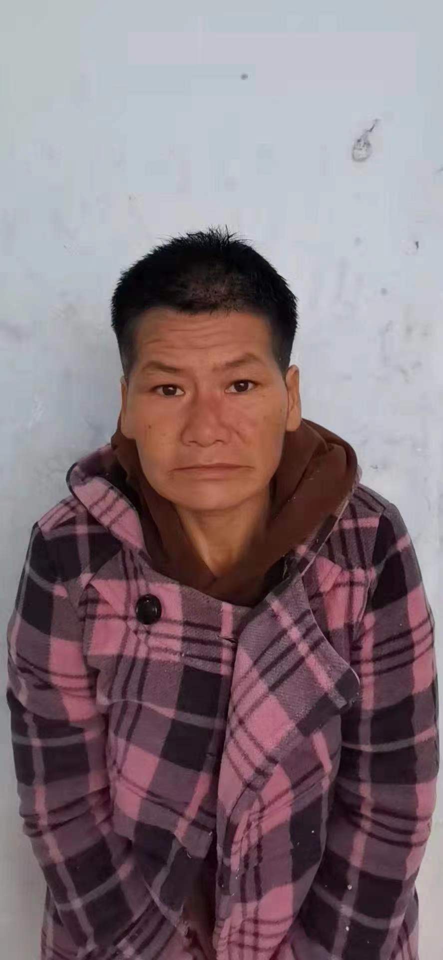 走失者照片 梧州寻亲：中年女子被救助，穿粉色格...