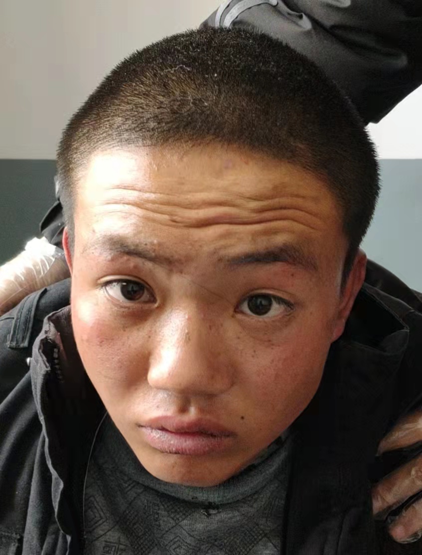 走失者照片 连云港寻亲：15岁男孩被救助，穿黑...