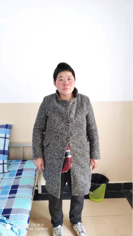 走失者照片 昆明市寻亲：青年女子被救助，穿灰色...