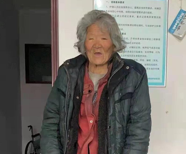 走失者照片 驻马店寻亲：六旬老太被救助，穿黑灰...