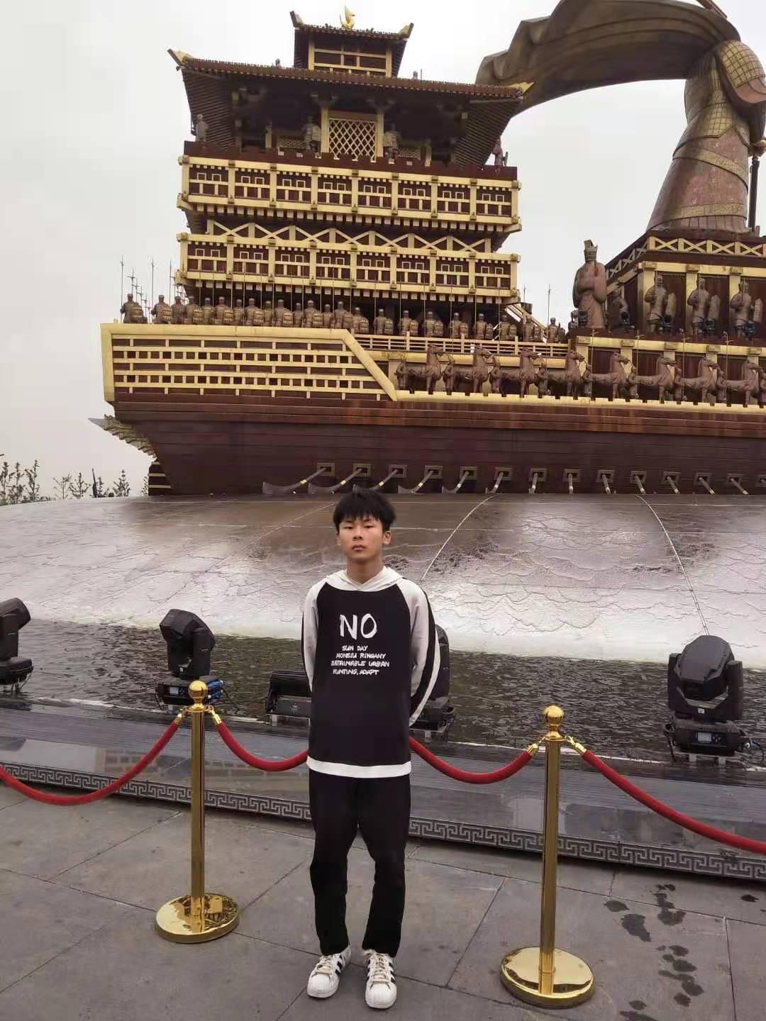 走失者照片 急寻：咸阳17岁男生负气失联，穿白...