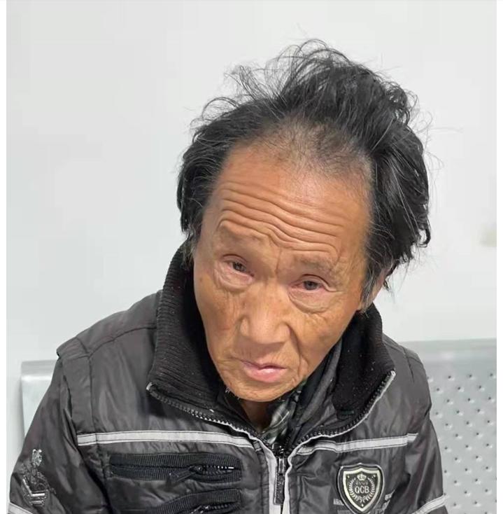 走失者照片 驻马店寻亲：六旬老人被救助，穿军绿...