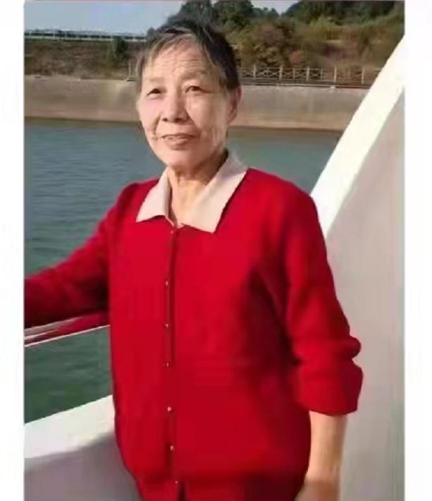 走失者照片 景德镇急寻：七旬老太走失，穿灰色毛...