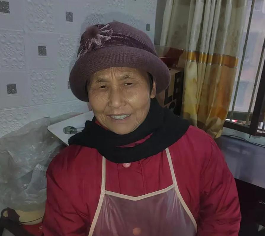走失者照片 资阳急寻：七旬老太走失，穿红色带黑...