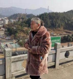 走失者照片 黄冈急寻：六旬老太走失，患术后后遗...