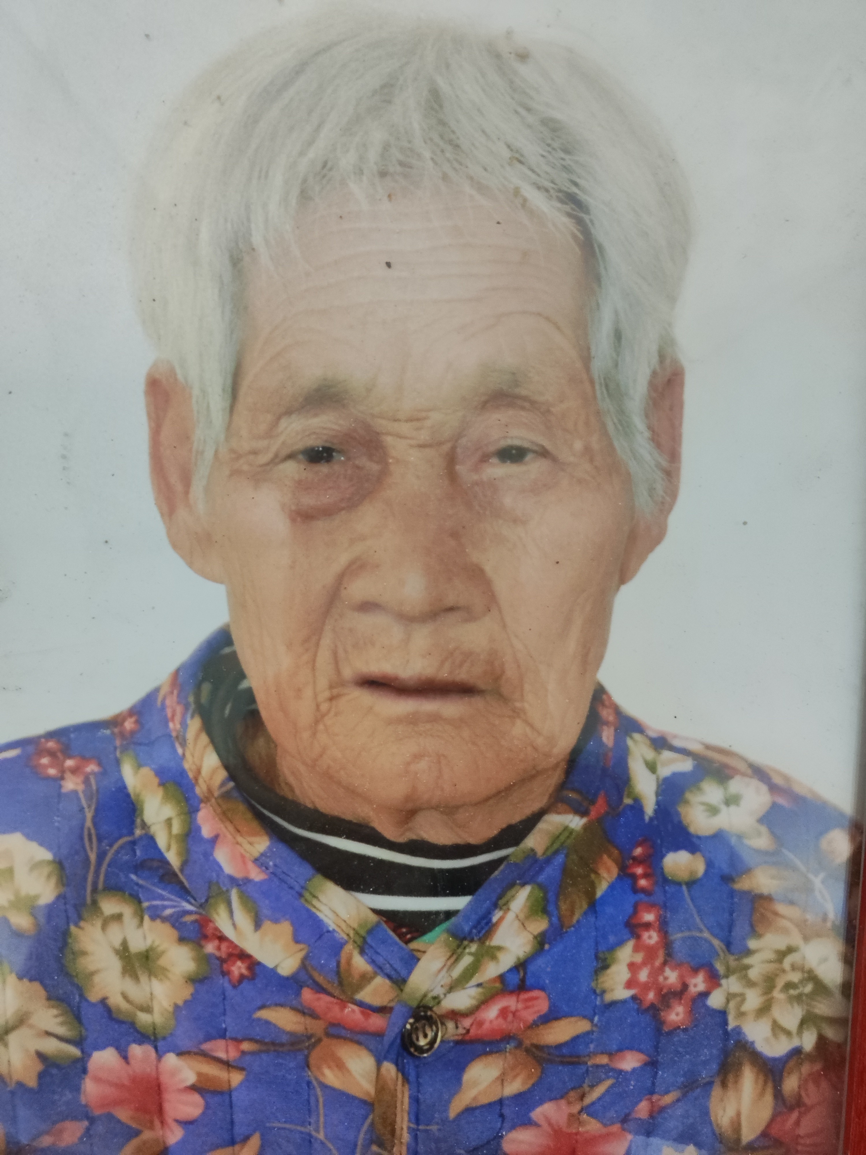 走失者照片 渭南市寻人：七旬老太走失，穿红色外...