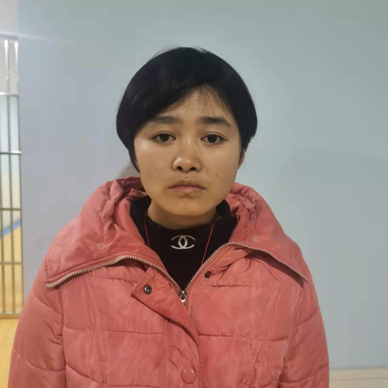 走失者照片 洛阳寻亲：青年女子被救助，穿粉色羽...