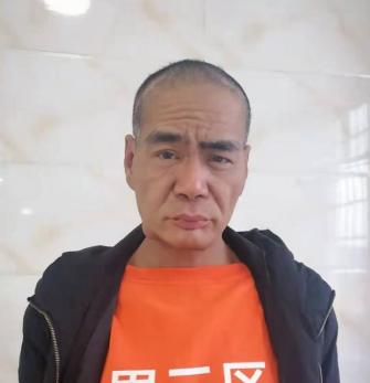 走失者照片 钦州寻亲：五旬男子被救助，穿蓝色条...